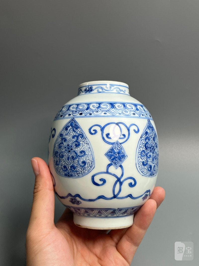 清雍正  青花淡描缠枝花卉纹灯笼尊 - 图3